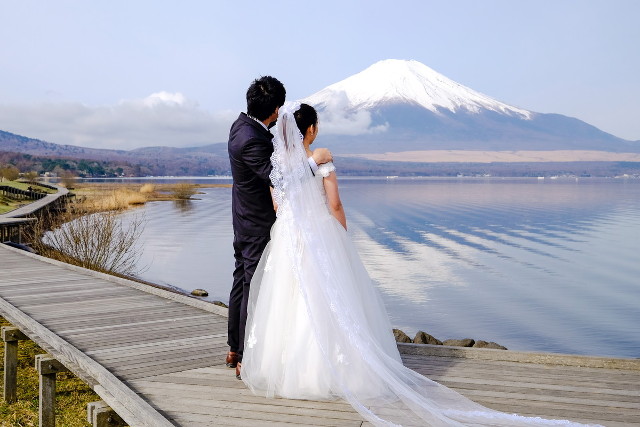 富士山と新郎新婦